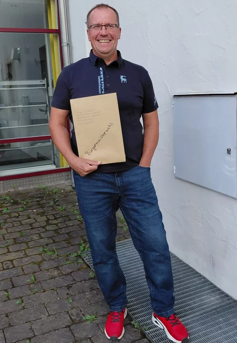Daniel Gruner mit den Unterlagen für seine offizielle Bewerbung als Bürgermeisterkandidat für Dettenhausen.