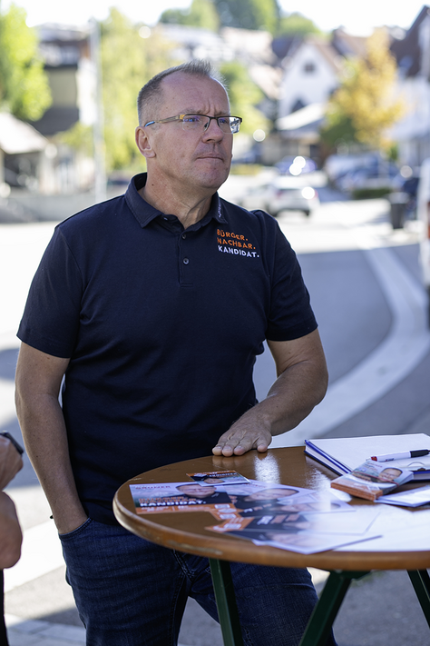 Daniel Gruner vor Ort in Dettenhausen Daniel Gruner steht am Infostand auf dem Parkplatz La Banca in Dettenhausen.