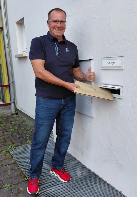 Daniel Gruner wirft seine Bewerbung für das Bürgermeisteramt in den Briefkasten des Rathauses ein.