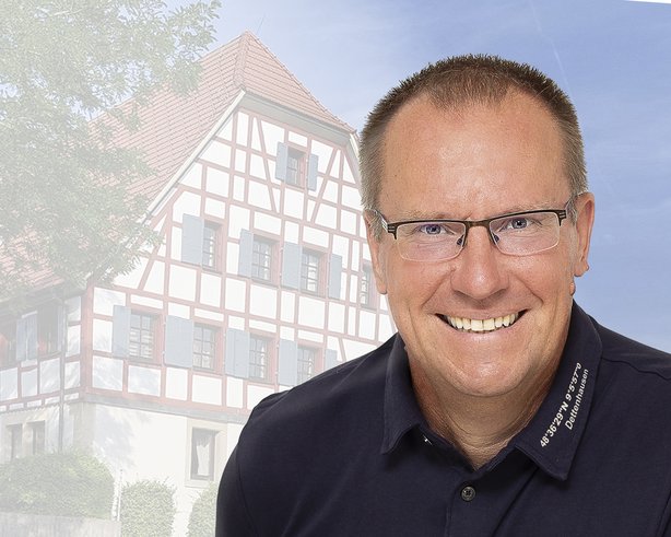 Daniel Gruner vor einem Fachwerkgebäude in Dettenhausen